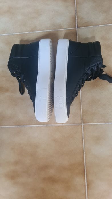 Ténis bota preta em Pele UGG