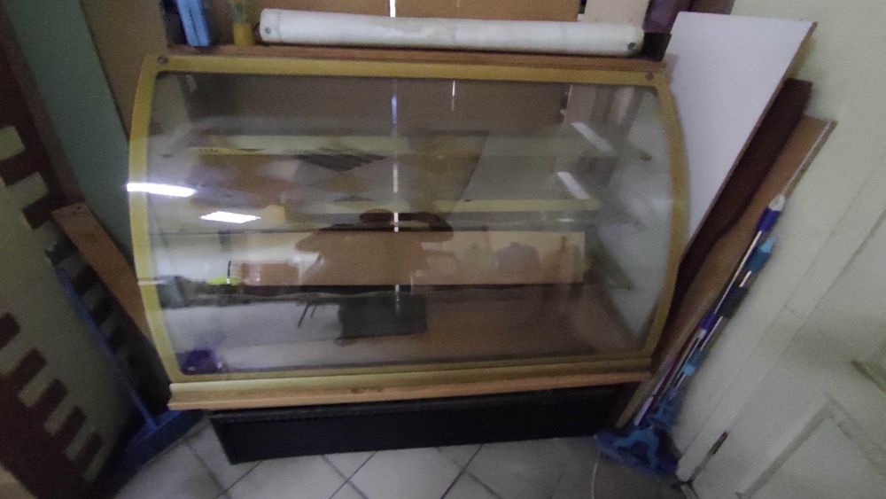 продам настольную  витрину
