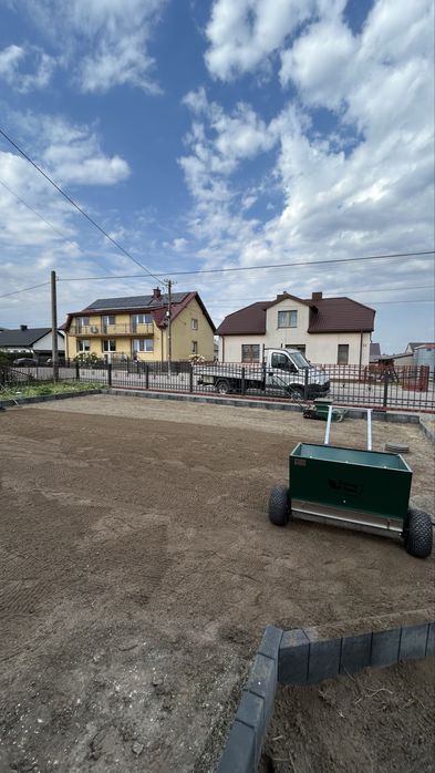 Zakladanie trawników niwelacja glebogryzarka separacyjna miniładowarka