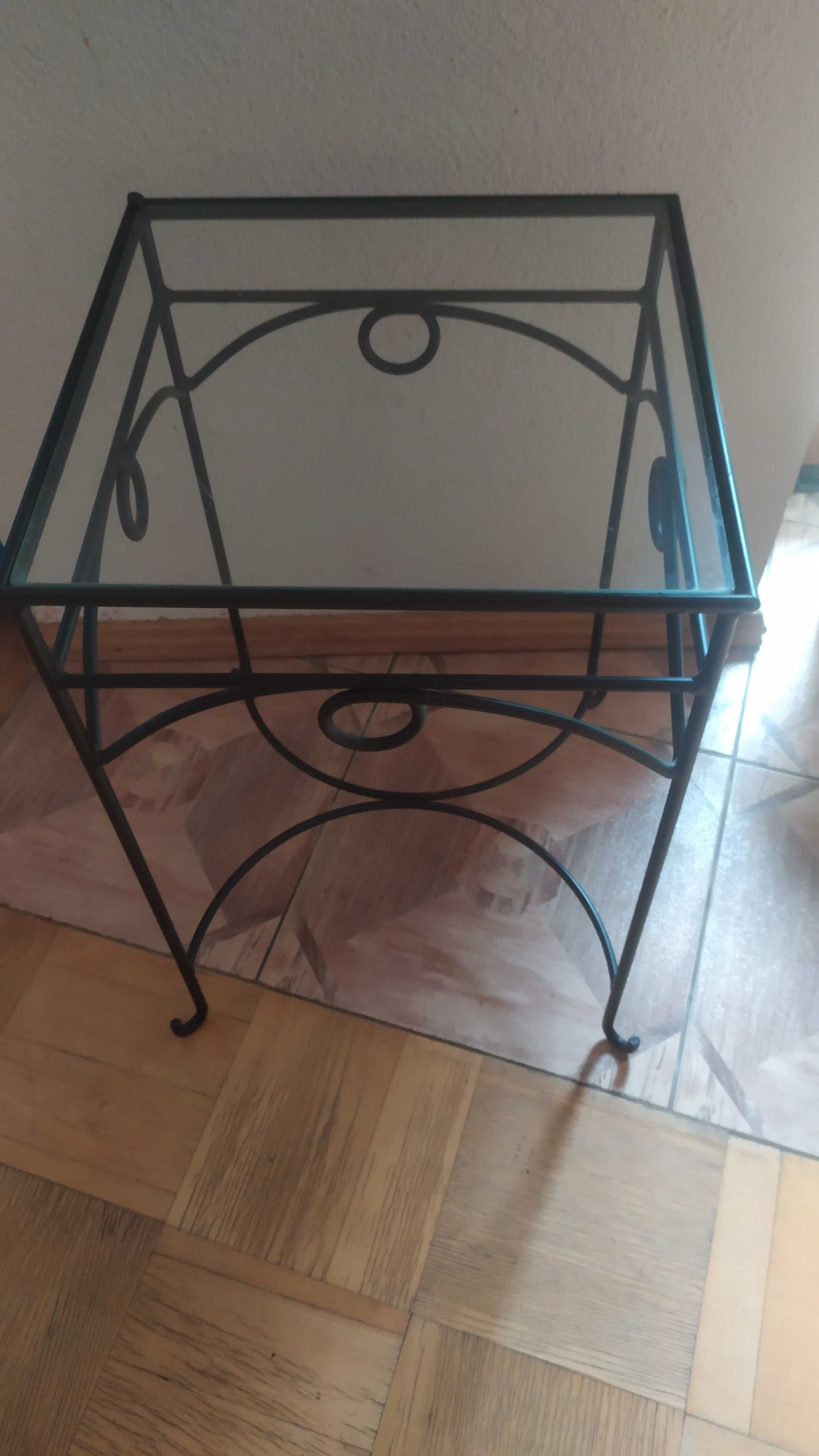 Stolik designerski metalowo-szklany, blat ma 44 cmx44 cm ze szkła