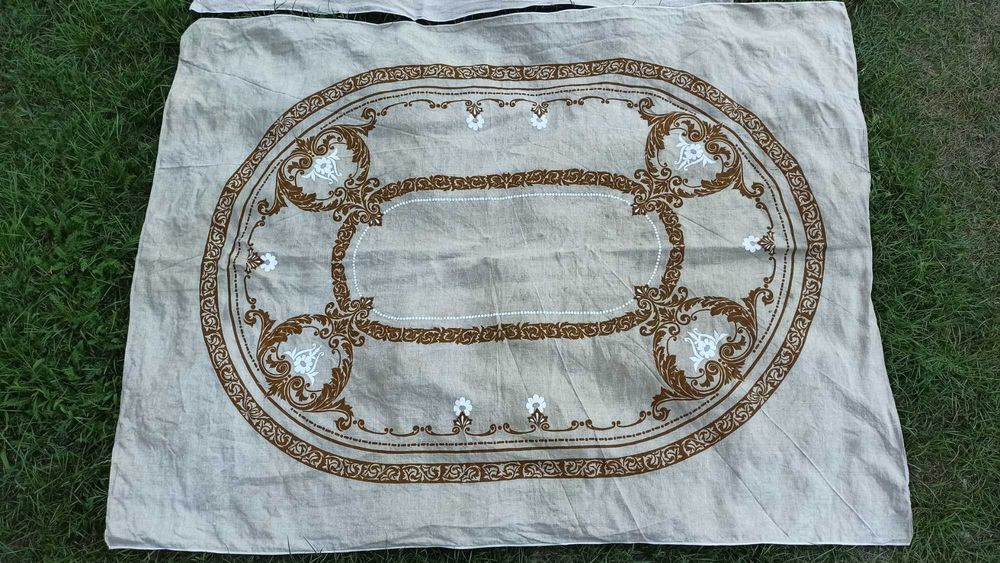Ozdobne lniane haftowane obrusy z serwetkami