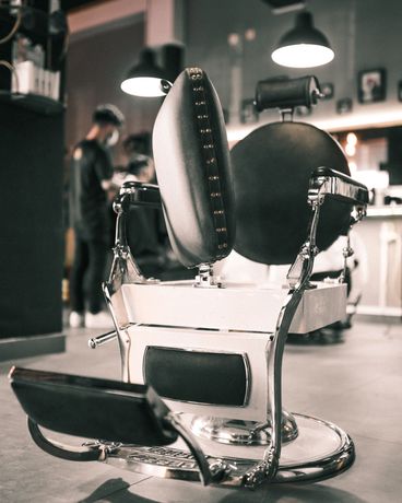 Cadeira de Barbeiro centenária (vintage) - Pessoa Lisboa