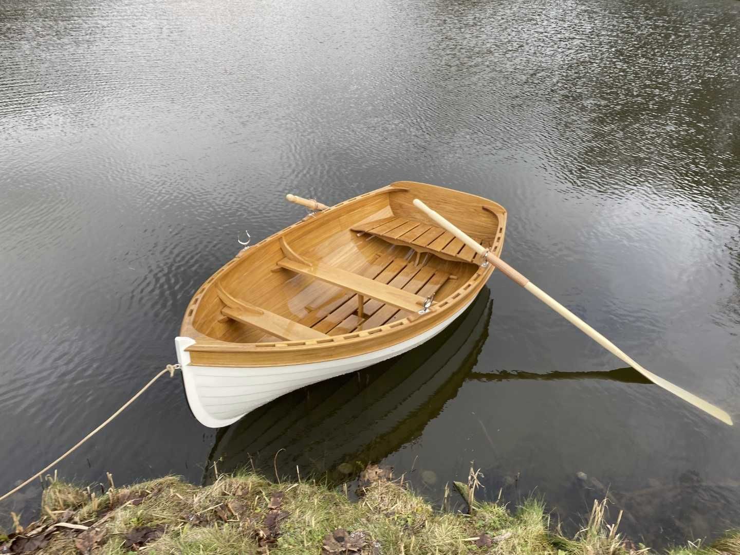 Łódź, łódka drewniana, żaglówka, bączek dingi, dinghy, jacht