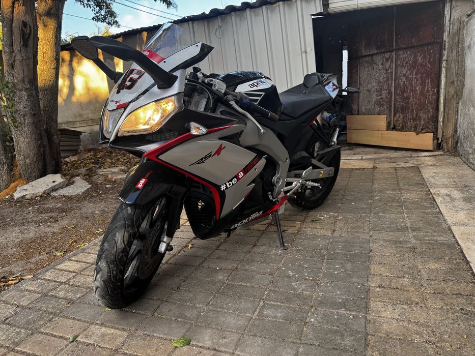 Aprilia rs4 125.