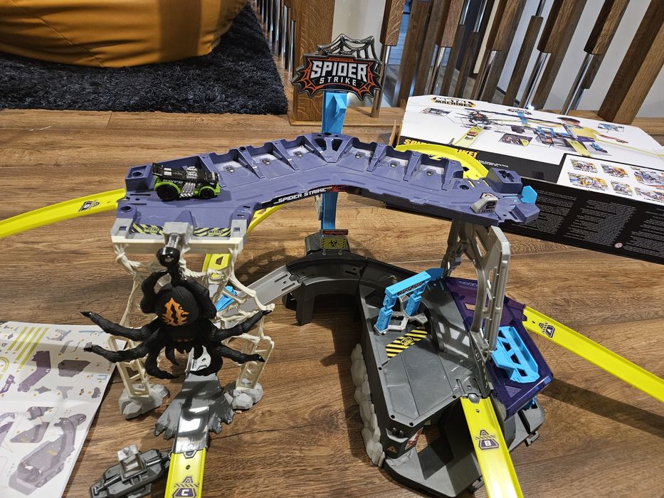 Tor wyścigowy garaż winda ZURU metal machines spider pająk