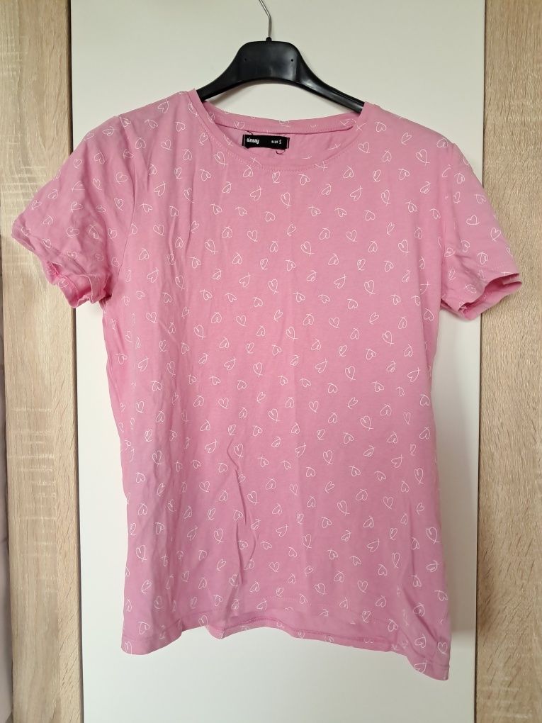 różowy t-shirt w serduszka