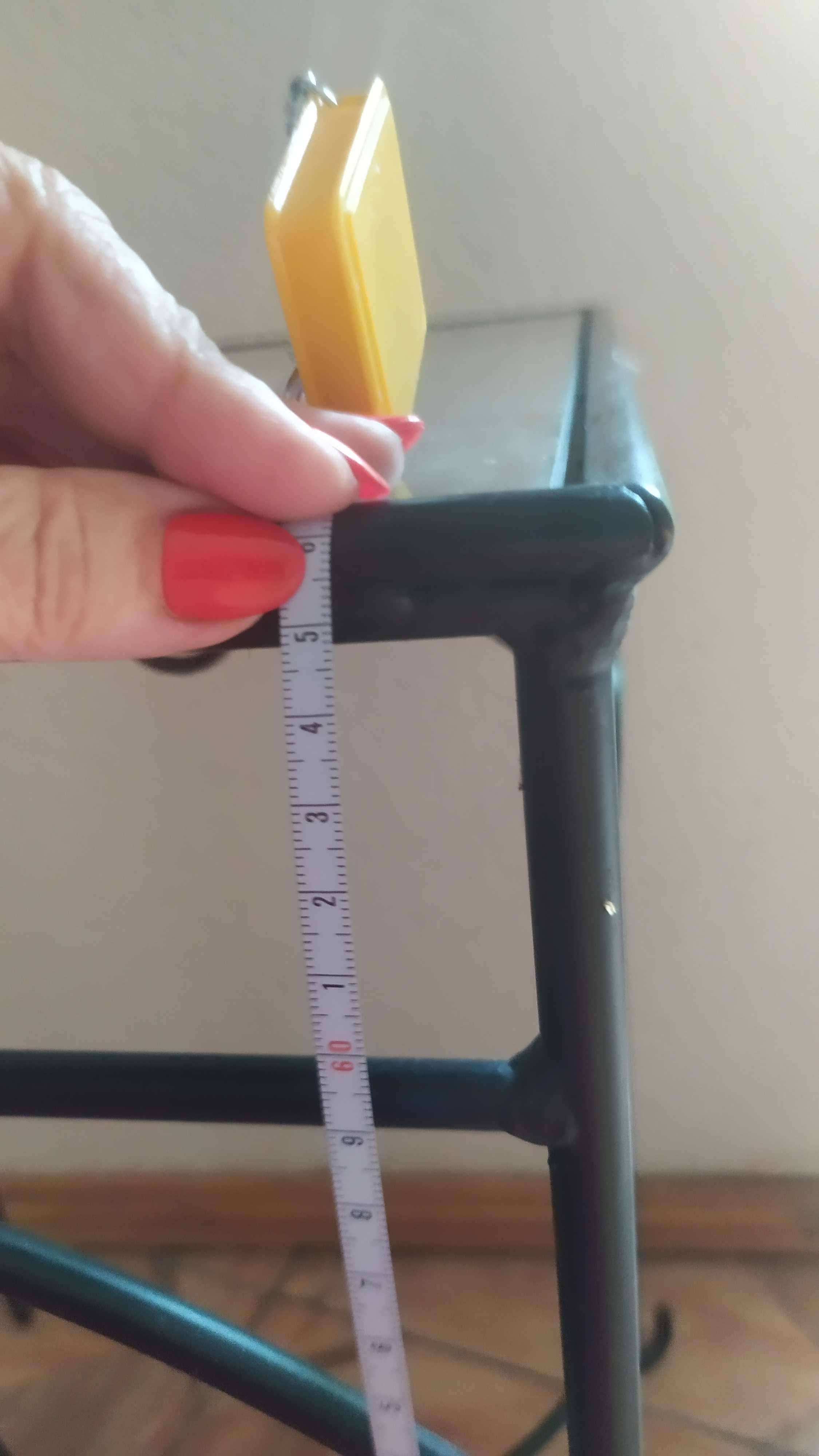 Stolik designerski metalowo-szklany, blat ma 44 cmx44 cm ze szkła