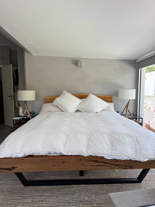 custom wood bed frame with steel legs  (estrutura de cama em madeira)