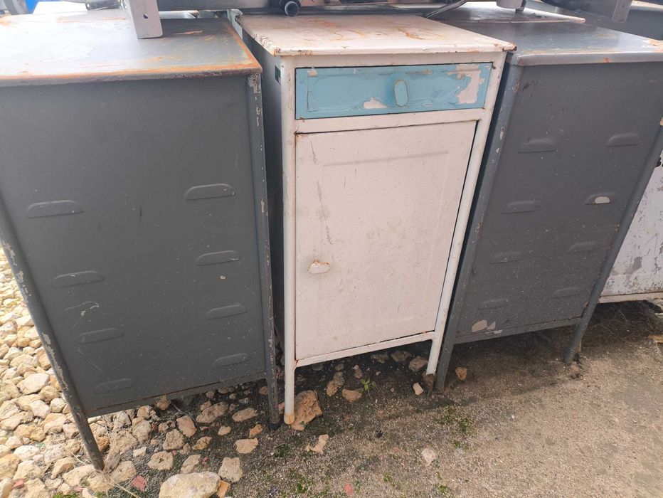 Szafki metalowe przyłóżkowe wojskowe