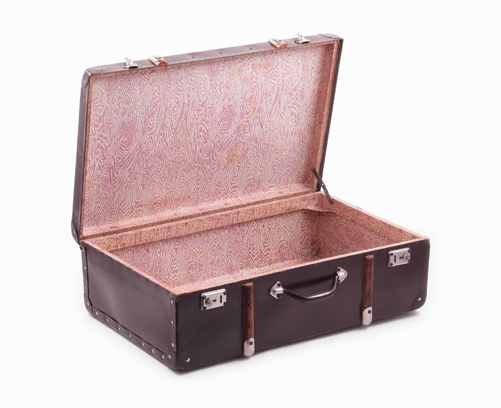 Mala de Viagem Antiga com Etiquetas