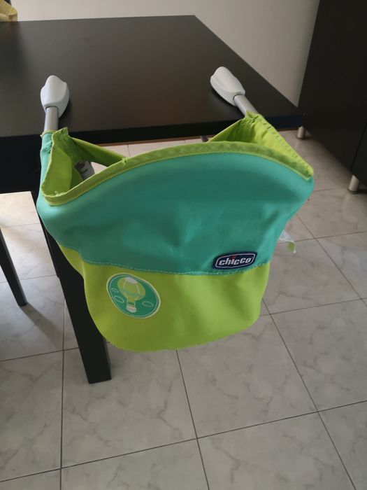 Cadeira de criança para mesa