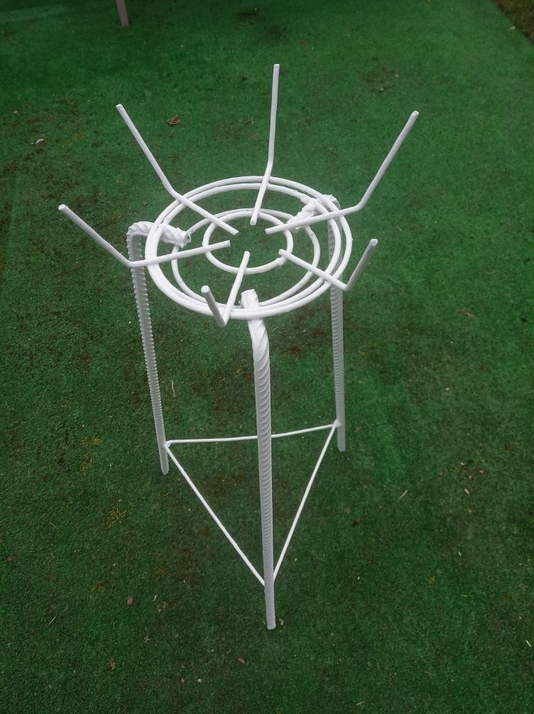 Metalowy biały kwietnik