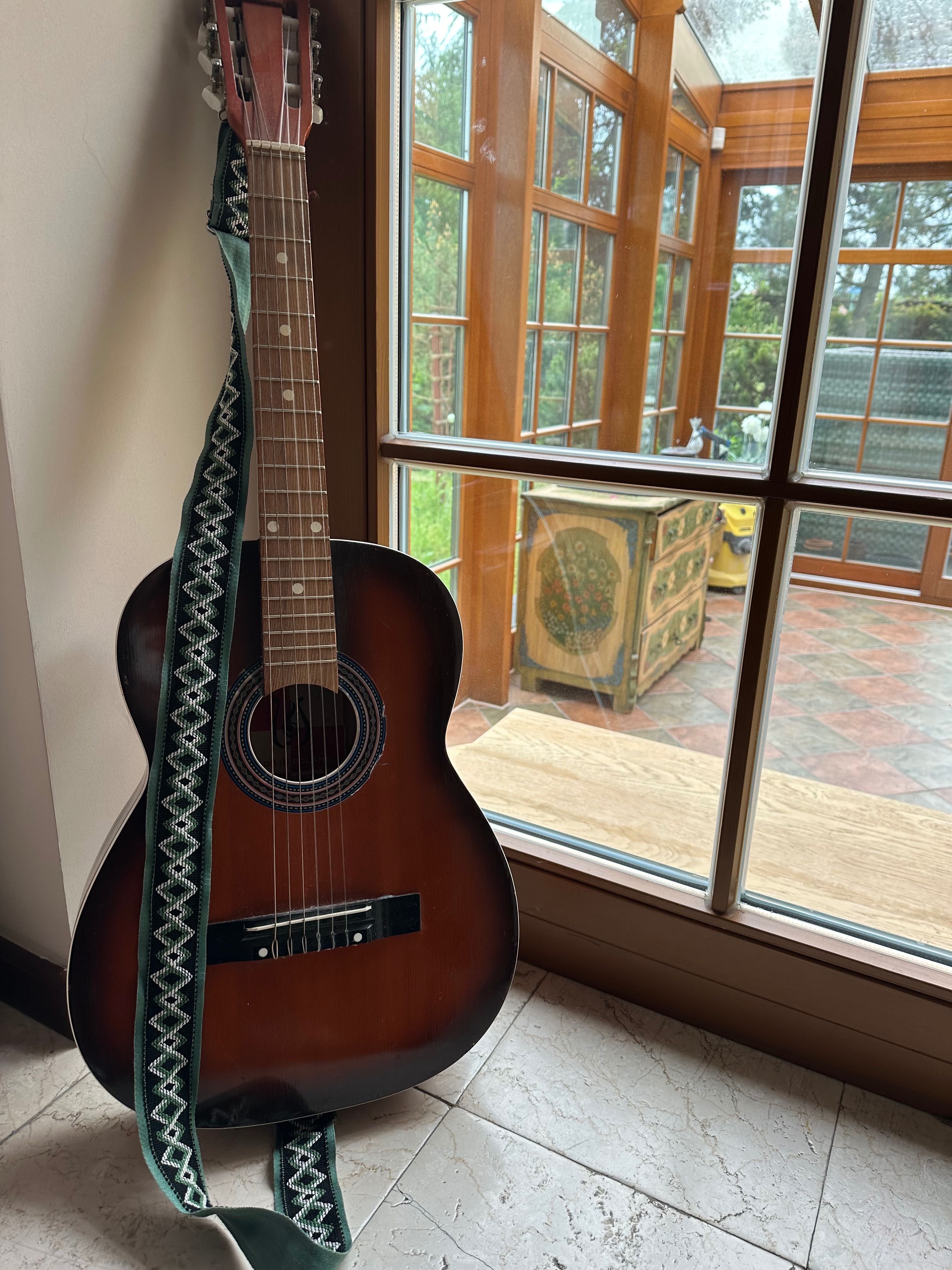 Gitara akustyczna z ozdobną rozetą