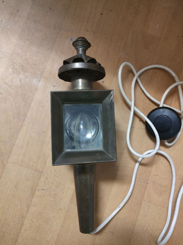 Stara zabytkowa lampa powozowa