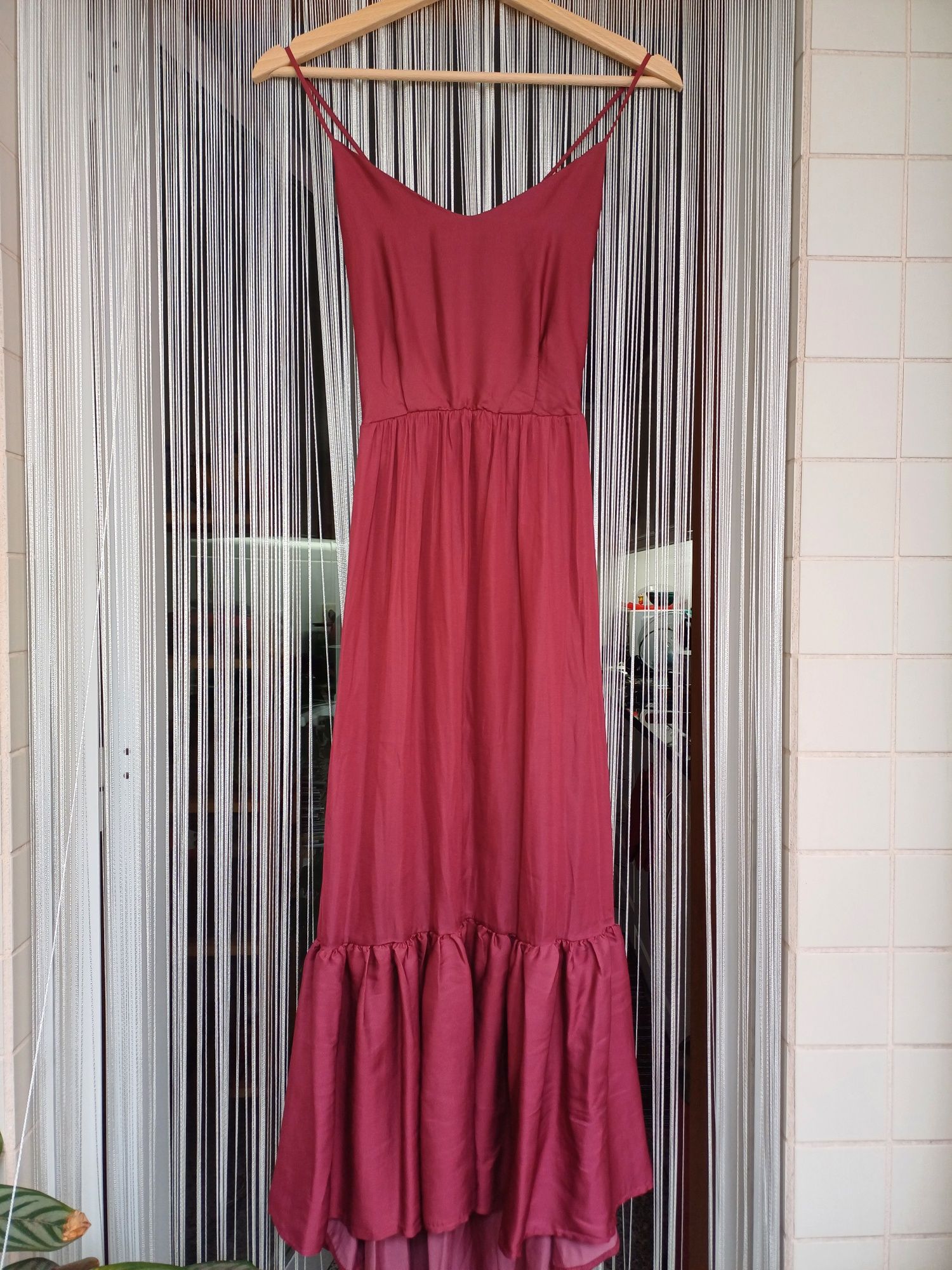 Lindo vestido comprido bordeaux, com belo entrançado nas costas (S)