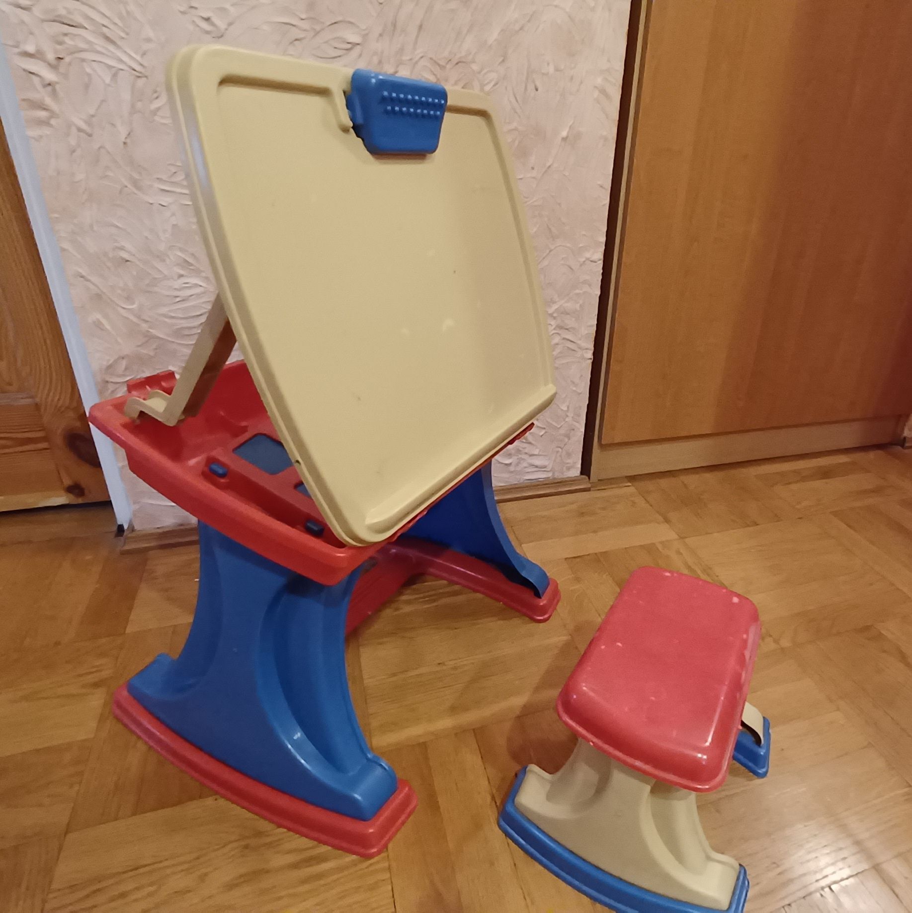 Stolik sztaluga z krzesełkiem dla dziecka