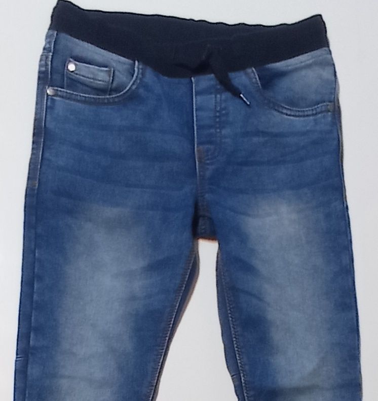 Świetne dżinsowe spodnie dla chłopca (miękki dżins) - r.134 (jak Nowe)