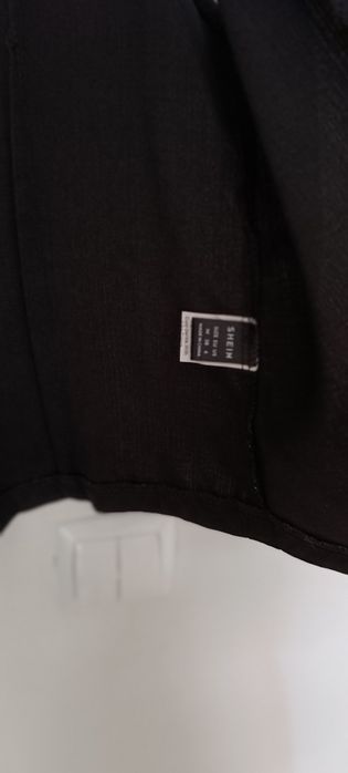 Colete preto com botões bege tamanho M. Novo. Marca Shein