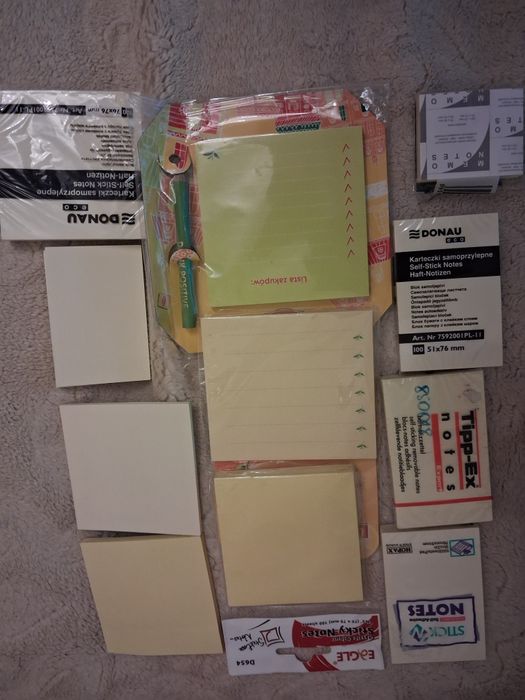Artykuły biurowe: spinacze, zszywki, karteczki ,
