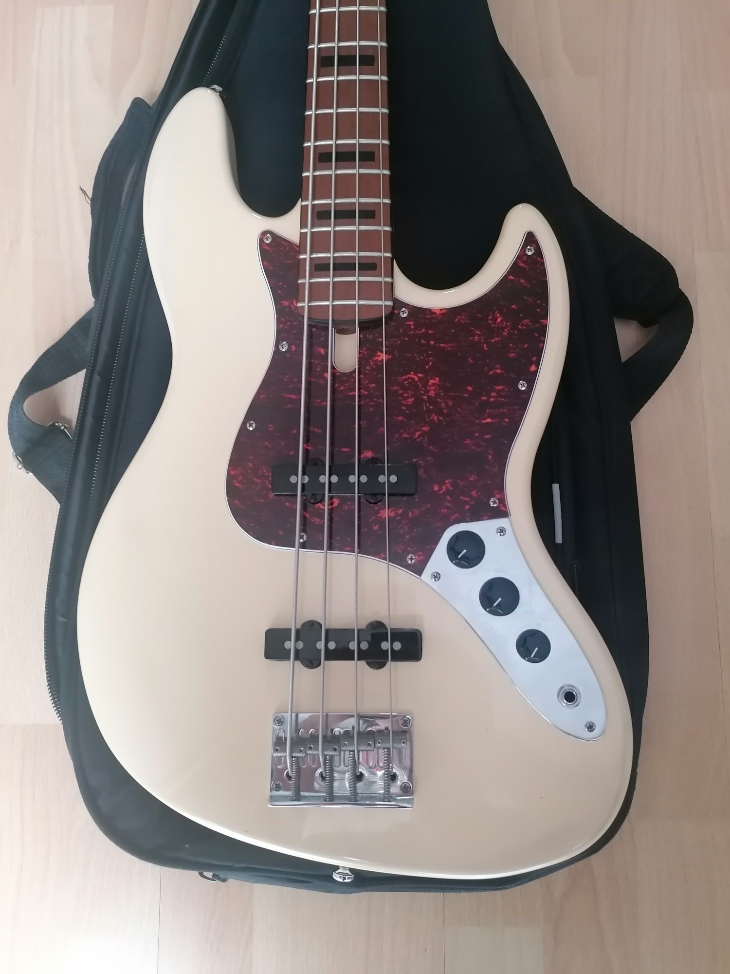 Gitara basowa Marcus Miller Sire V5