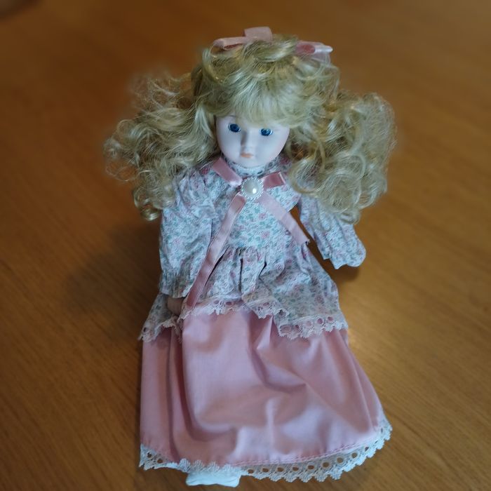 Boneca de porcelana (antiga)