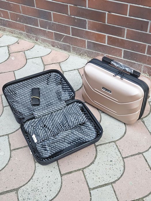 РОЗПРОДАЖ Бьюті кейси WINGS 149 Польща на  валізи чемоданы