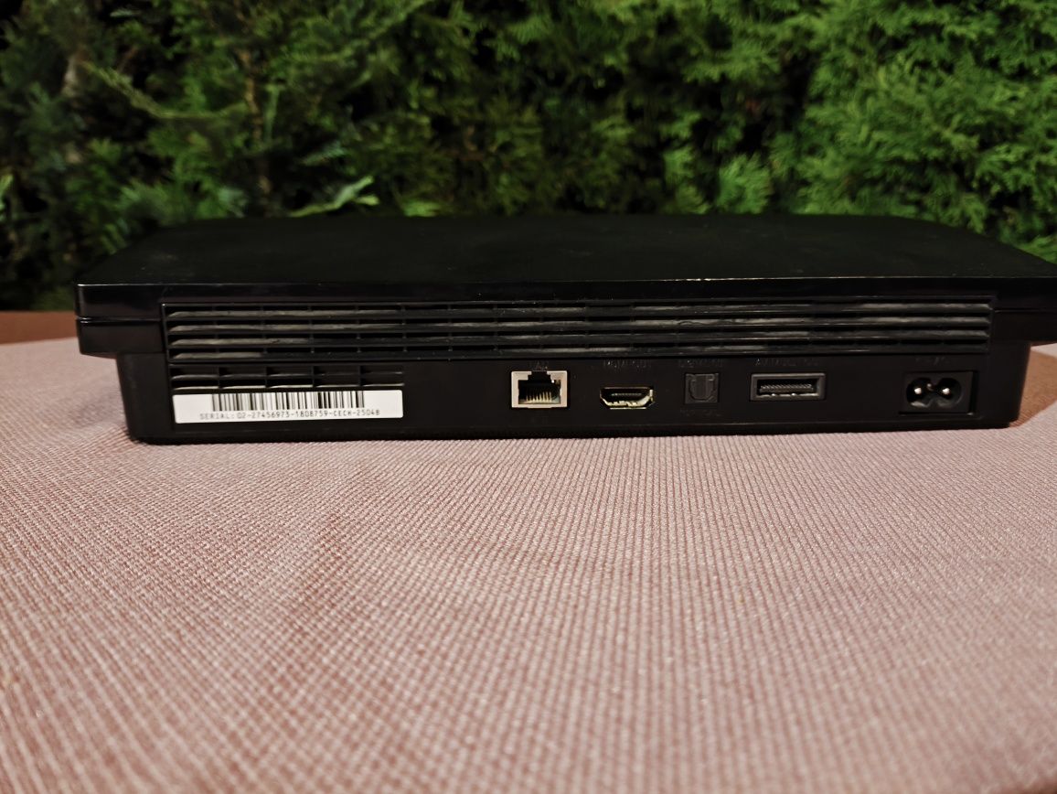 PS3 slim 320gb 2 pady 2 gry
