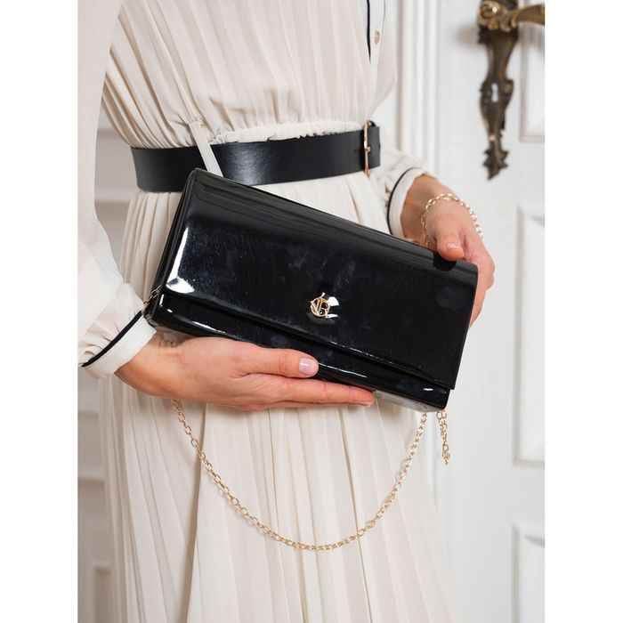 czarna, lakierowana kopertówka damska ze skóry ekologicznej