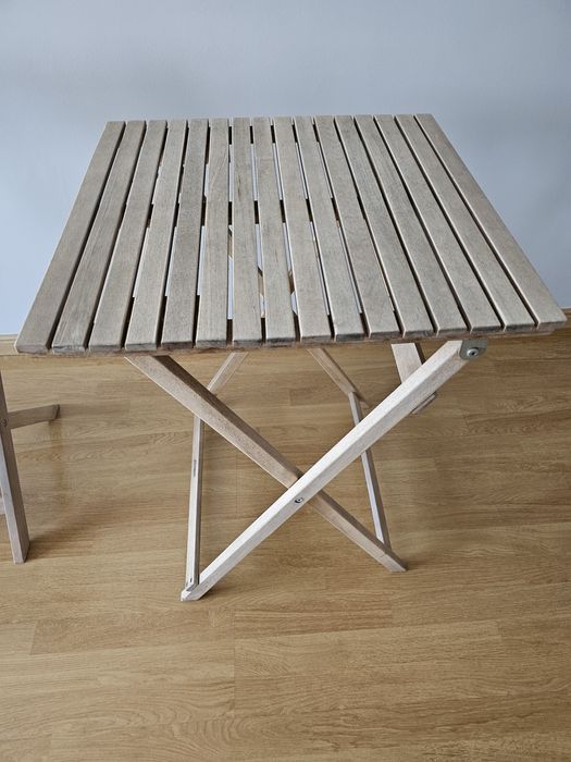 Vendo mesa e cadeiras