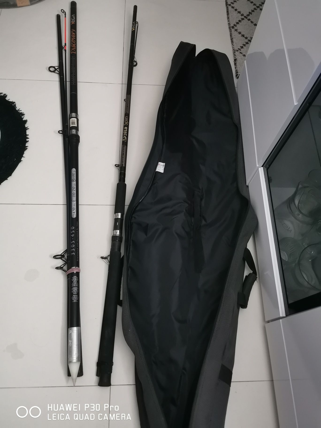 Duas canas de pesca e a mala de transporte, em muito bom estado
