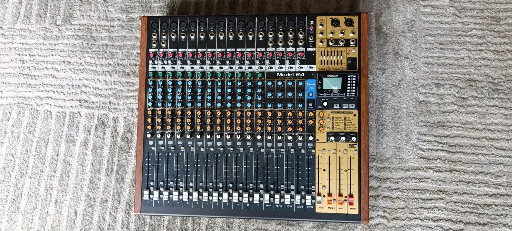 Tascam Model 24 - mesa mistura/recorder/interface