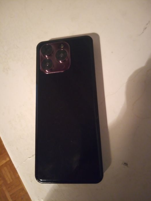 Maly smartfon z klawiatura.