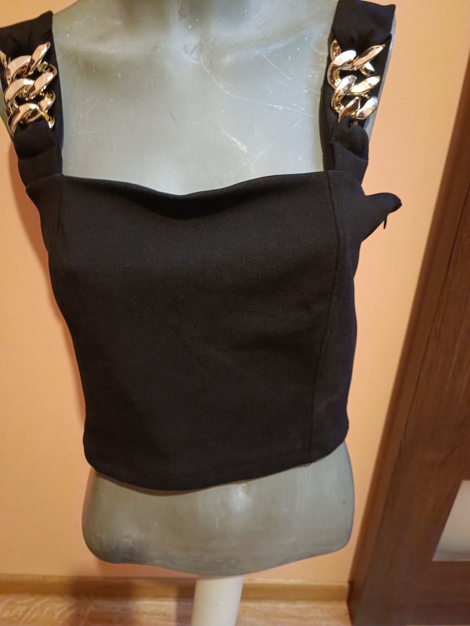 Krótki top z ozdobnymi detalami
