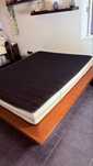 Cama de casal com colchao e mesas de cabeceira