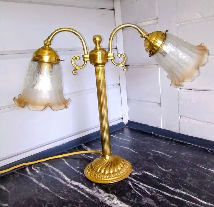 Stara francuska lampa sygnowane klosze.