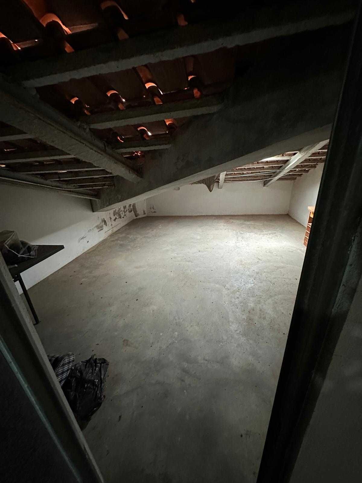 Alugo Arrecadação 14 m² para Arrumos com Luz na Encarnação - Mafra