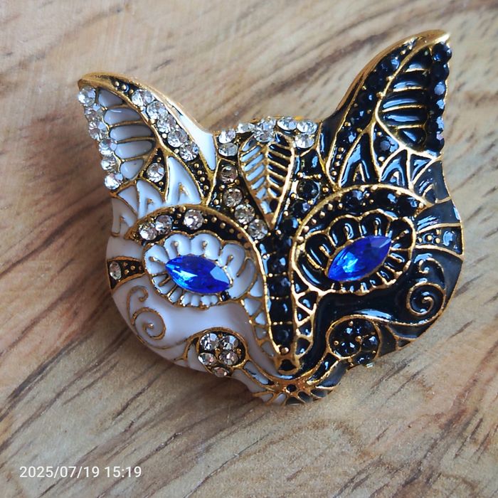 Nowa przepiękna metalowa broszka biało-czarny kot z niebieskimi kamien