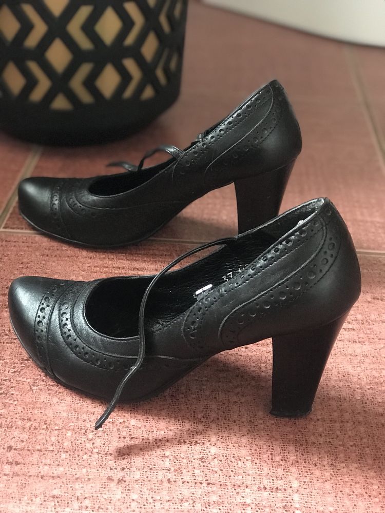 Czarne buty, pantofle na obcasie skórzane