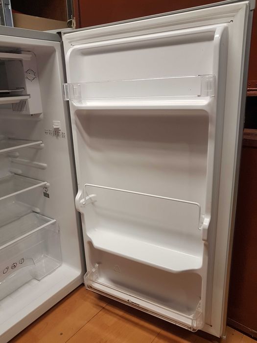 Mała srebrna lodówka CANDY klasa A