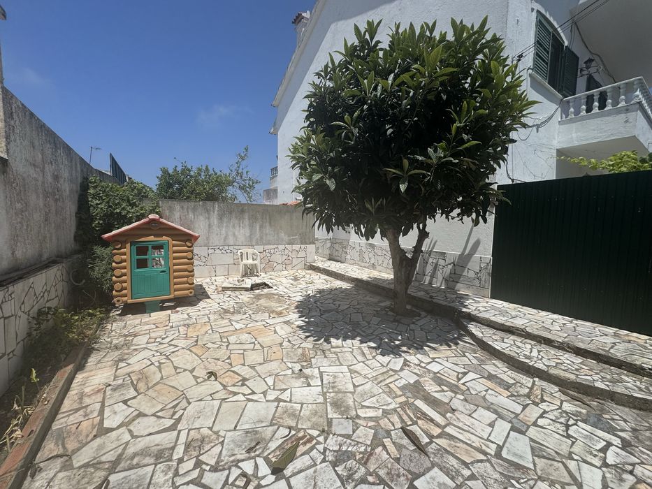 Charneca da Caparica -propriedade com 3 Habitações,independen 690 m²,