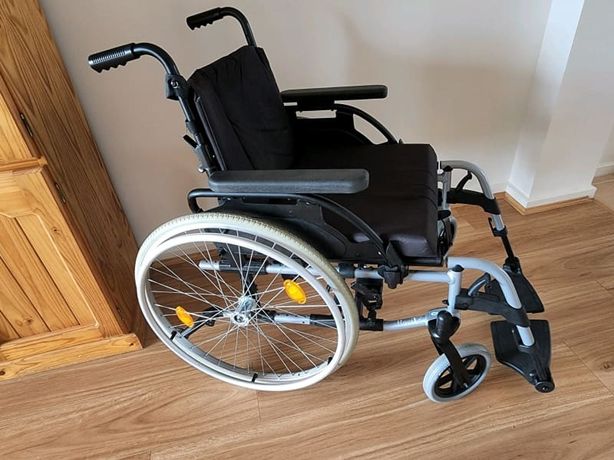 Wózek inwalidzki dla osoby nie chodzącej