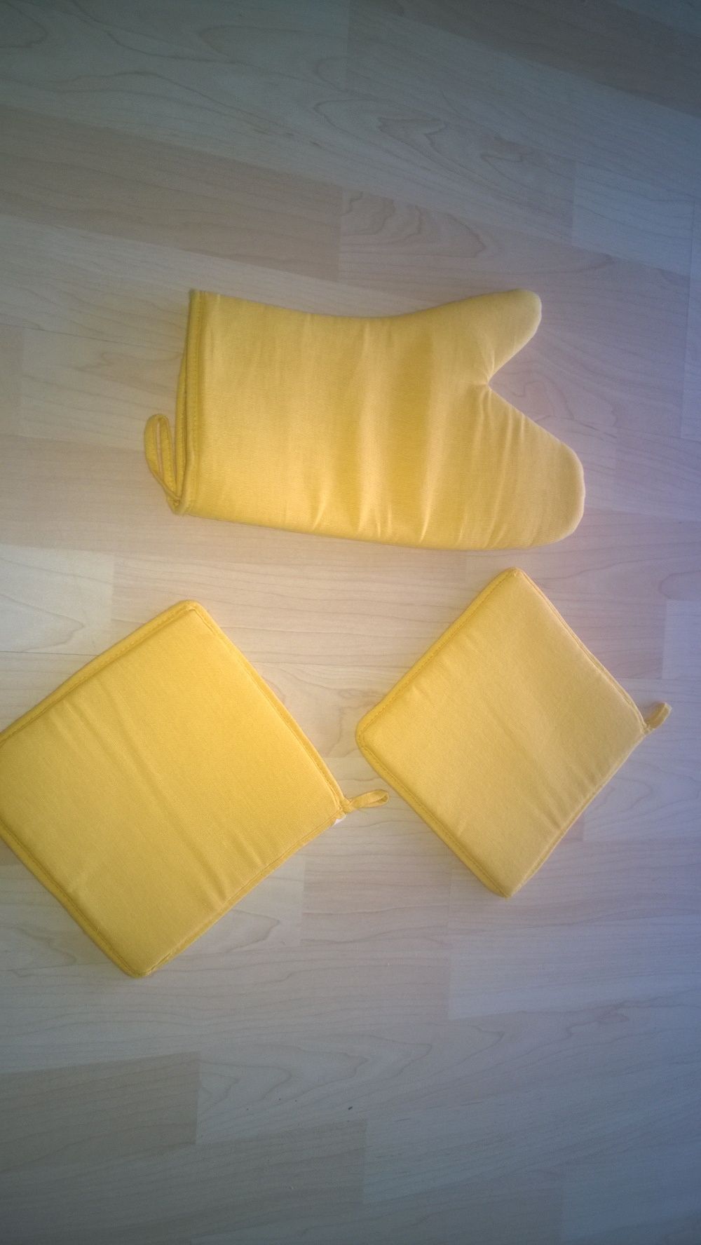 Conjunto Avental e 3 pegas amarelo, novo