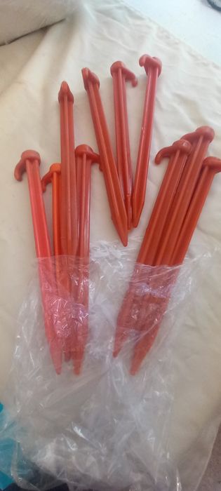Espetos em plástico, e metal 30 espetos 10€