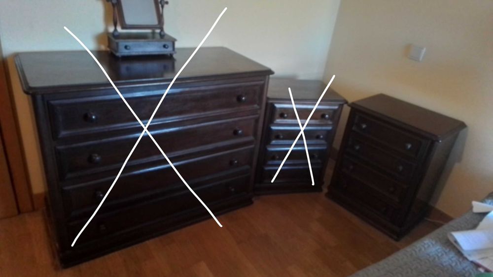 Mesinha de cabeceira, em madeira castanha