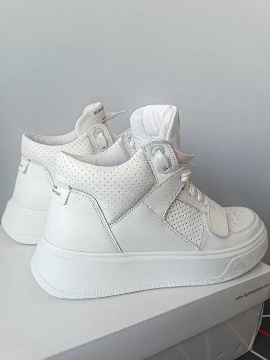 Trampki białe wykonane z naturalnej skóry z perforacjami