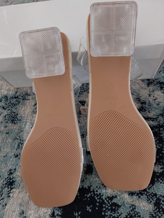 Sandálias transparentes