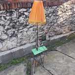 Lampa z gazetnikiem wysoka prl