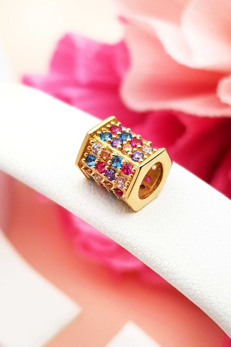 Złoty geometryczny charms z kolorowymi cyrkoniami pr.585