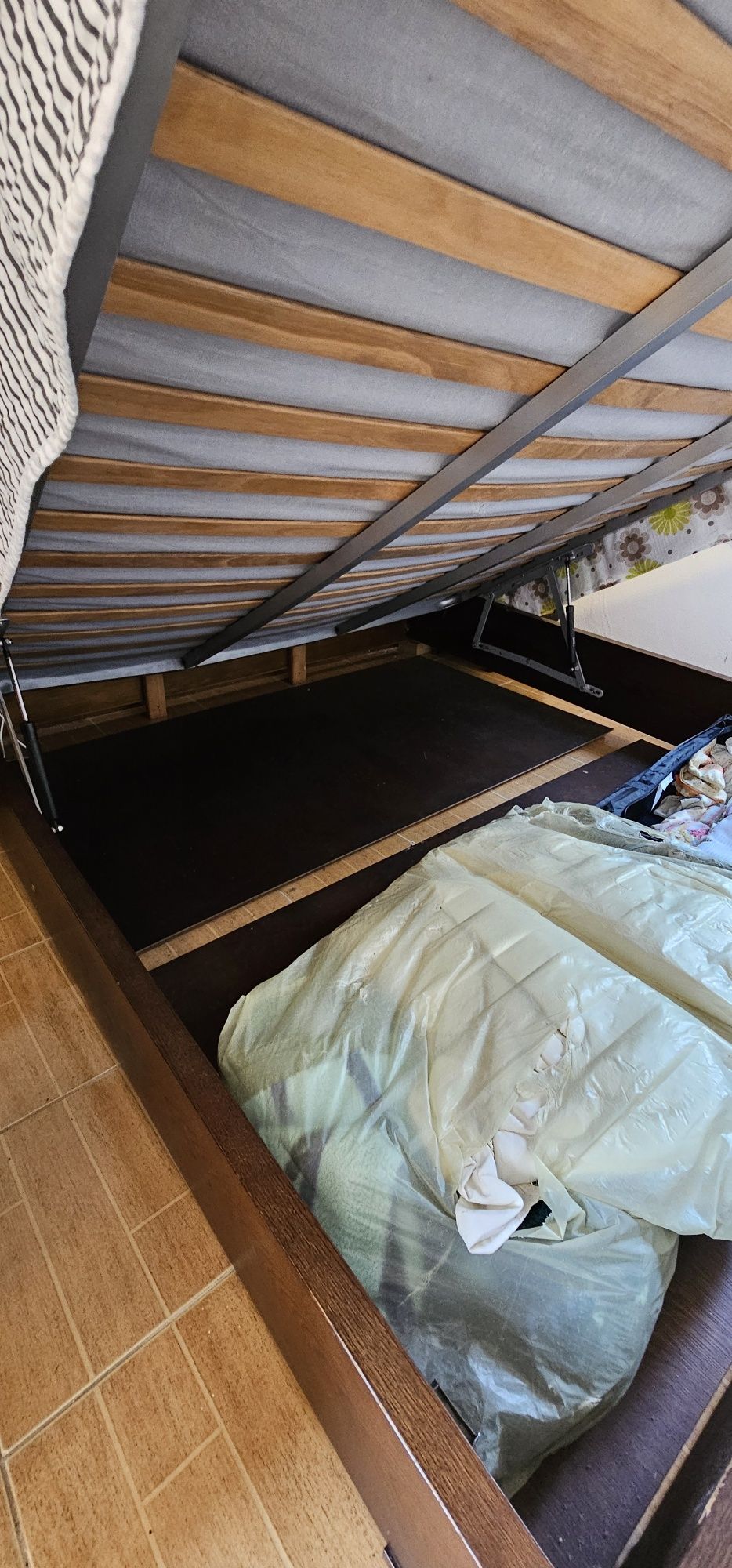 Cama Casal com arrumos