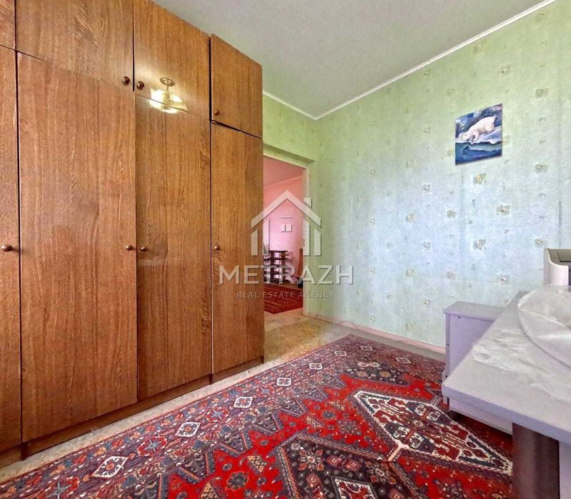 89060Продам 3 комнатную на Роганской!